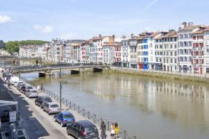 Lovely 2 one-bedroom apartment overlooking Nive in Bayonne - Welkeys