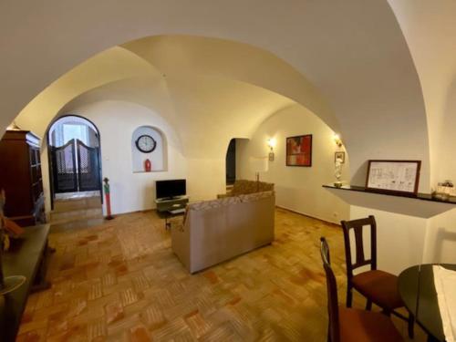 Lovely 3 bedroom apt with patio in a typical house