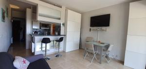 Lovely apartment in Marina Baie des Anges- Baronnet - Sew view, free parking spaces on site, restaurants, beach, supermarket