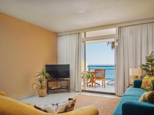 Lovely apartment with pool and sea view