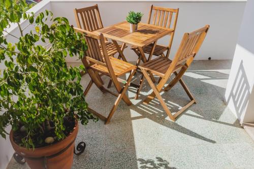 Lovely & bright renovated apt. w/ balcony in Lagos