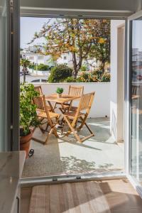 Lovely & bright renovated apt. w/ balcony in Lagos