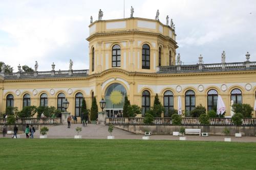 Lovely Central Located- Train, Restaurants & Spa
