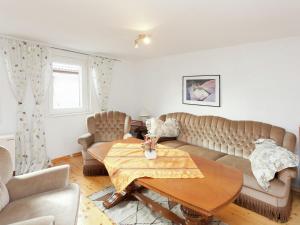 Lovely first floor apartment on the edge of the Bode Gorge with garden use
