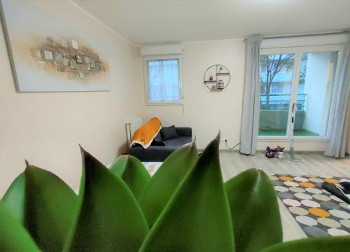 Lovely flat nearby Paris fully redone with free parking on premises and balcony