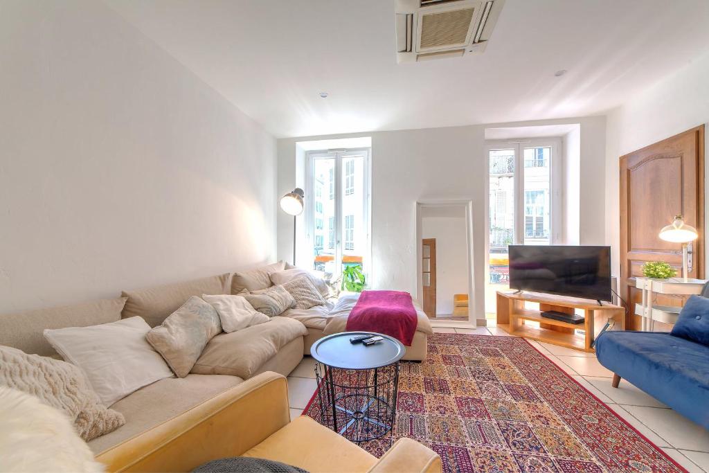 Lovely large familial apartment in central Nice, ten minutes walk to the beach! 24 Rue Assalit, 06000 Nice