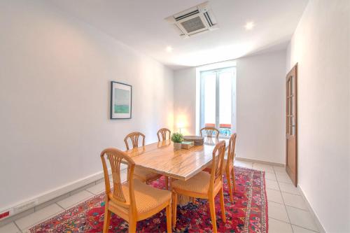 Lovely large familial apartment in central Nice, ten minutes walk to the beach!