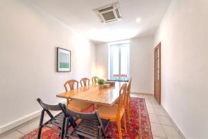 Lovely large familial apartment in central Nice, ten minutes walk to the beach!