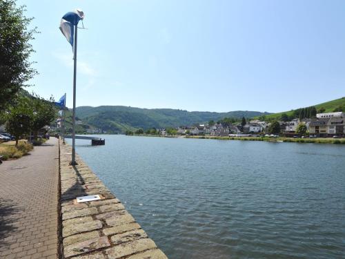 Lovely modern apartment walking distance from the Mosel shops and restaurants