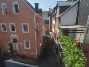 Lovely modern apartment walking distance from the Mosel shops and restaurants