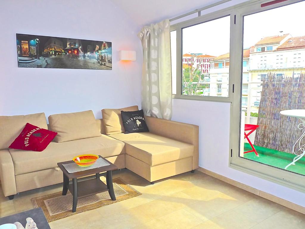 Lovely modern top floor apartment in Central Cannes just a short walk from the beaches and the Palais 1519 93 Rue Georges Clemenceau, 06400 Cannes