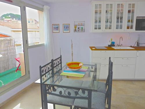 Lovely modern top floor apartment in Central Cannes just a short walk from the beaches and the Palais 1519