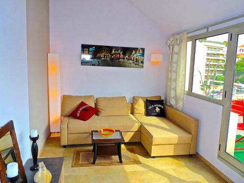 Lovely modern top floor apartment in Central Cannes just a short walk from the beaches and the Palais 1519