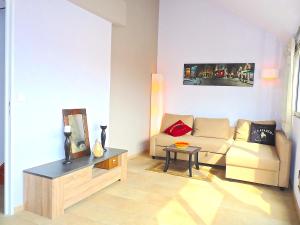 Lovely modern top floor apartment in Central Cannes just a short walk from the beaches and the Palais 1519