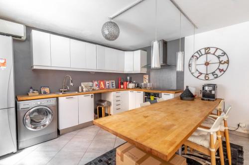 Lovely townhouse in a lively area close to the old Nice