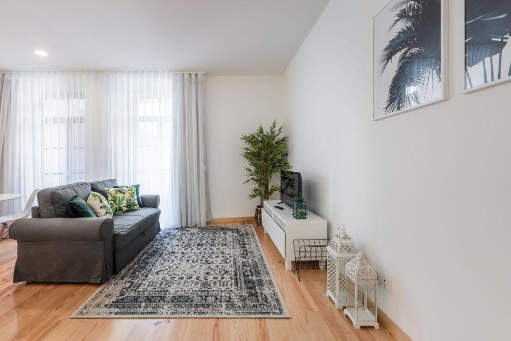 LovelyStay - 1BR Flat w AC and Balcony by Aliados 295 Rua do Almada 1º Dto, 4050-037 Porto