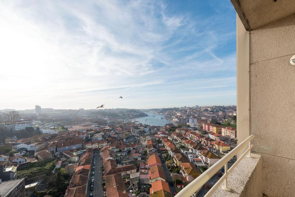 Appartement LovelyStay - 1BR Flat with Stunning Views over Porto 374 Avenida da República 9º Centro 4430-148 Vila Nova de Gaia