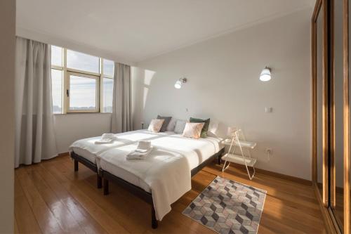 LovelyStay - 1BR Flat with Stunning Views over Porto