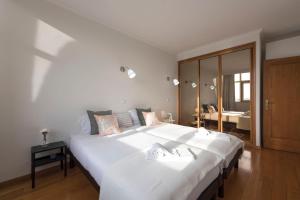 LovelyStay - 1BR Flat with Stunning Views over Porto