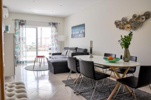 LovelyStay - 2BR Modern, Pool Access, Close to Marina & Beach