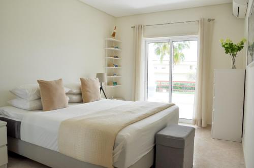 LovelyStay - 2BR Modern, Pool Access, Close to Marina & Beach