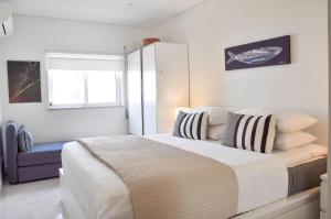 LovelyStay - 2BR Modern, Pool Access, Close to Marina & Beach