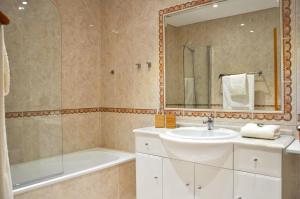 LovelyStay - 2BR Modern, Pool Access, Close to Marina & Beach