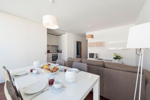 LovelyStay - Casas Brancas - Modern Apartment with Balcony & free private parking