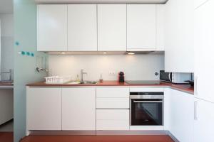 LovelyStay - Casas Brancas - Modern Apartment with Balcony & free private parking