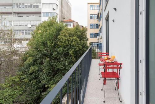 LovelyStay - Central Flat w/ AC & Balcony