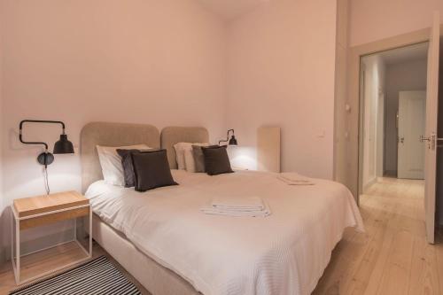 LovelyStay - Charming 3 Bedroom Wonder Downtown