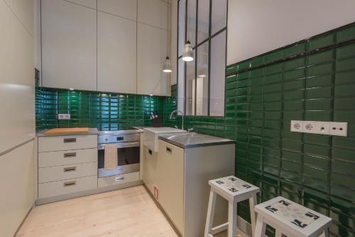 LovelyStay - Charming 3 Bedroom Wonder Downtown