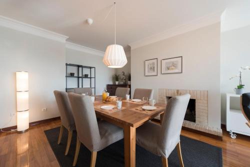 LovelyStay - Charming 3BR Flat w/ Free Parking in Devesas