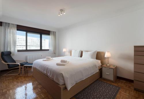 LovelyStay - Charming 3BR Flat w/ Free Parking in Devesas