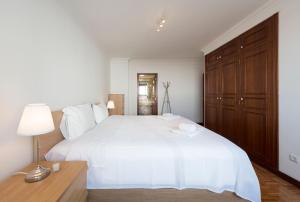LovelyStay - Charming 3BR Flat w/ Free Parking in Devesas