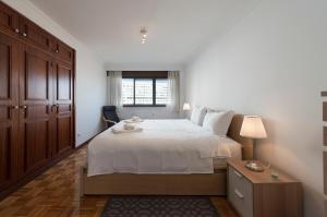LovelyStay - Charming 3BR Flat w/ Free Parking in Devesas