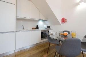 Appartement LovelyStay - Cozy Duplex with Patio right off train&metro station 361 Rua de Pinto Bessa R/C 4000-528 Porto Région Nord