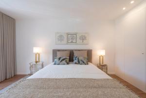 LovelyStay - Downtown Balcony Apartment with Free Parking