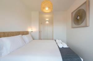 LovelyStay - Gorgeous Modern Flat w/ Balcony