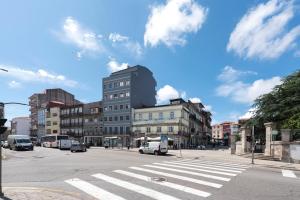 LovelyStay - Gorgeous Modern Flat w/ Balcony