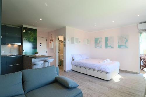 LovelyStay - Mariana’s Blue
