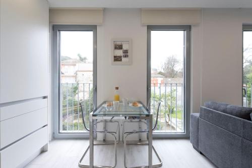LovelyStay - Modern Loft with Gym & Free Parking minutes away from CBD