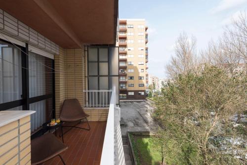 LovelyStay - Newly Decorated 2BR Flat with Free Parking