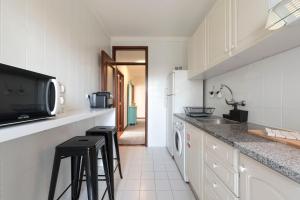 LovelyStay - Newly Decorated 2BR Flat with Free Parking