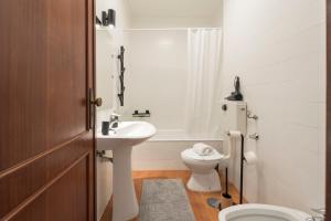 LovelyStay - Newly Decorated 2BR Flat with Free Parking