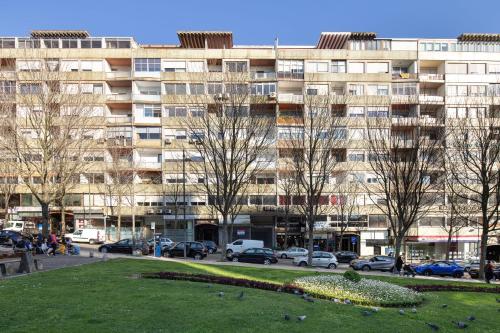 LovelyStay - Penthouse Balcony Apartment