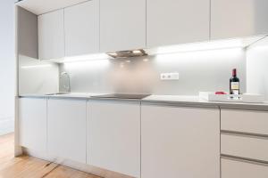 LovelyStay - Porto Windows with AC by central station