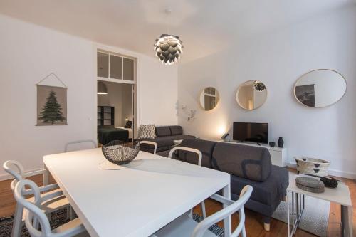 LovelyStay - Spacious 2BR Downtown - 5 min to River