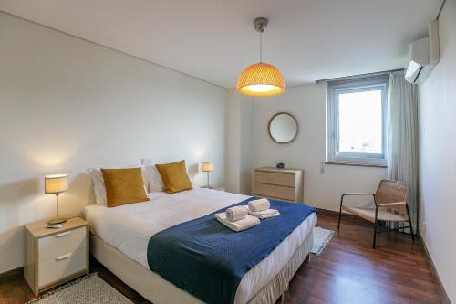 LovelyStay - Spacious 3BR Flat with AC and Balcony