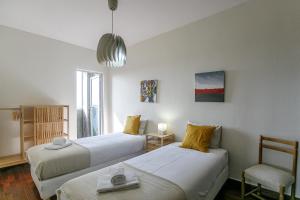 LovelyStay - Spacious 3BR Flat with AC and Balcony